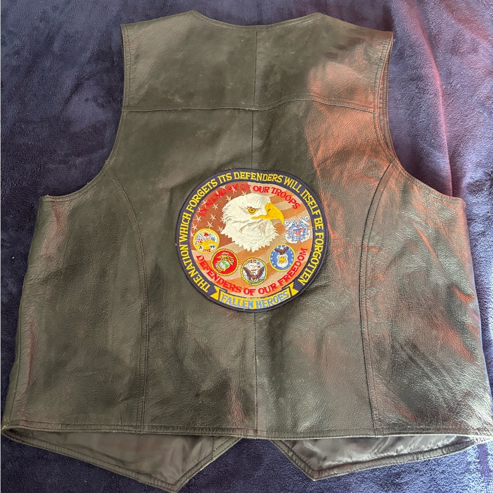 Men’s leather vest size L